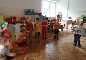 dzieci tańczą do jesiennej muzyki